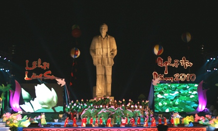 Khai mạc lễ hội Làng Sen