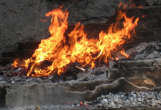 Từ ngày 01- 9 sẽ xử phạt đốt vàng mã nơi công cộng