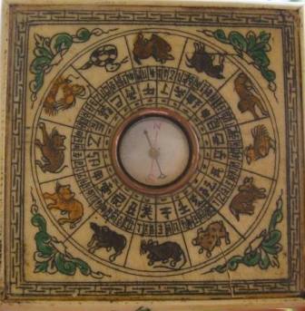 Chiếc la bàn bát quái độc đáo đã có gần 100 năm tuổi.