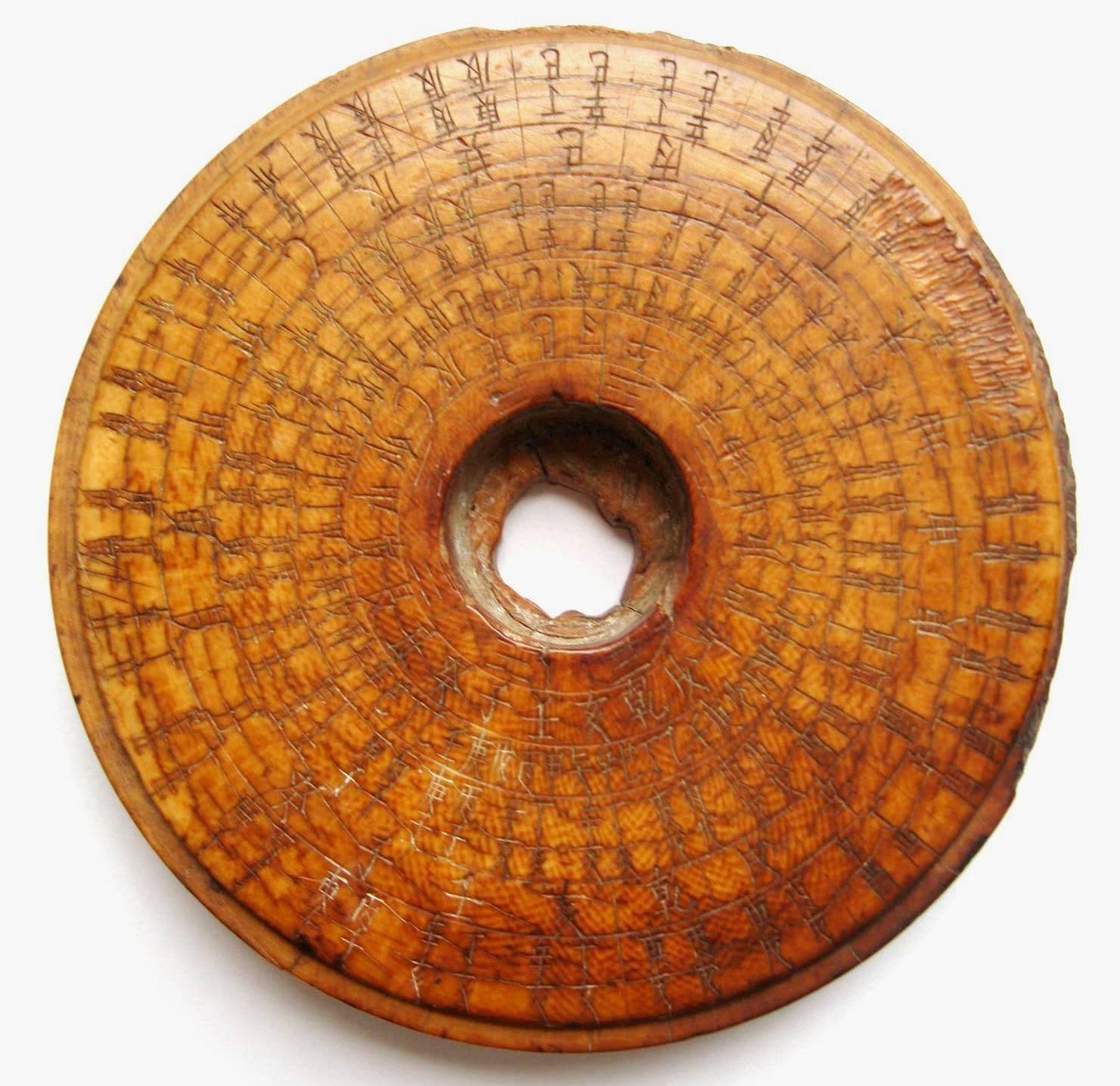 Một gia đình lưu giữ một chiếc la bàn phong thuỷ cổ