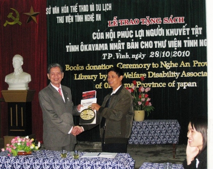 Hội Phúc lợi người khuyết tật tỉnh ÔKAYAMA (Nhật Bản) tặng sách Thư viện Nghệ An