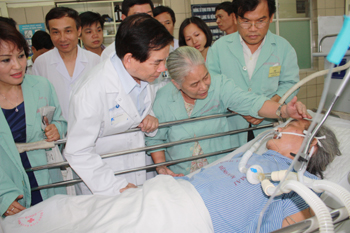 Nhà văn Sơn Tùng bị bạo bệnh, Chủ tịch nước đến thăm 