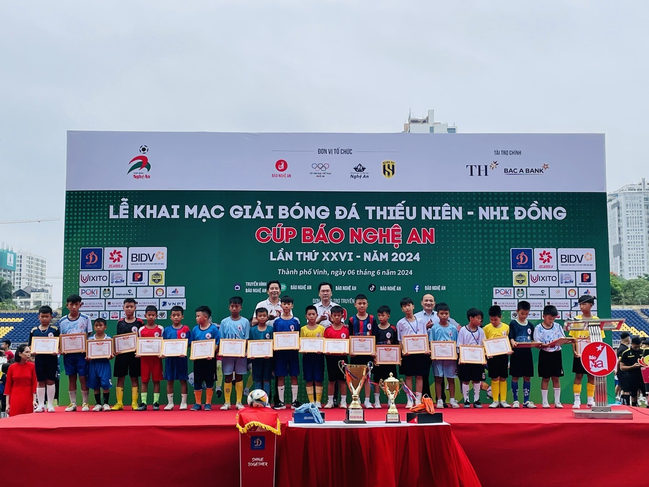Khai mạc Giải bóng đá Thiếu nhi-Nhi đồng Cúp Báo Nghệ An lần thứ 26