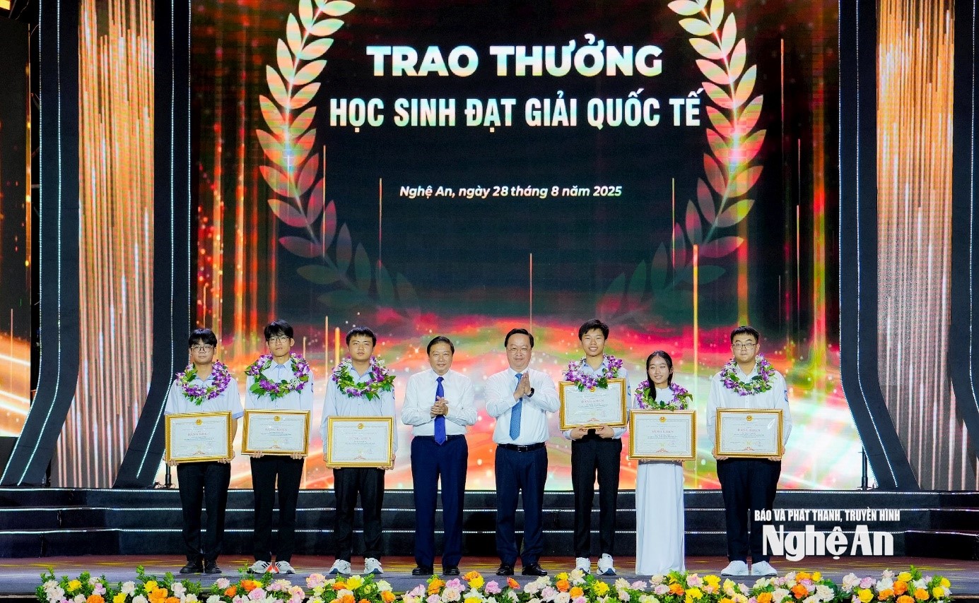 Nghệ An tuyên dương 195 học sinh đạt giải quốc tế, quốc gia và đạt điểm cao tại Kỳ thi tốt nghiệp THPT năm 2025