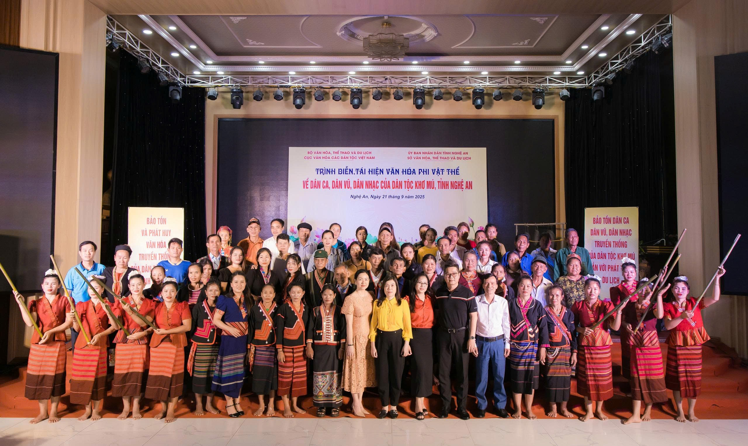 Đặc sắc văn hóa của người Khơ - mú.