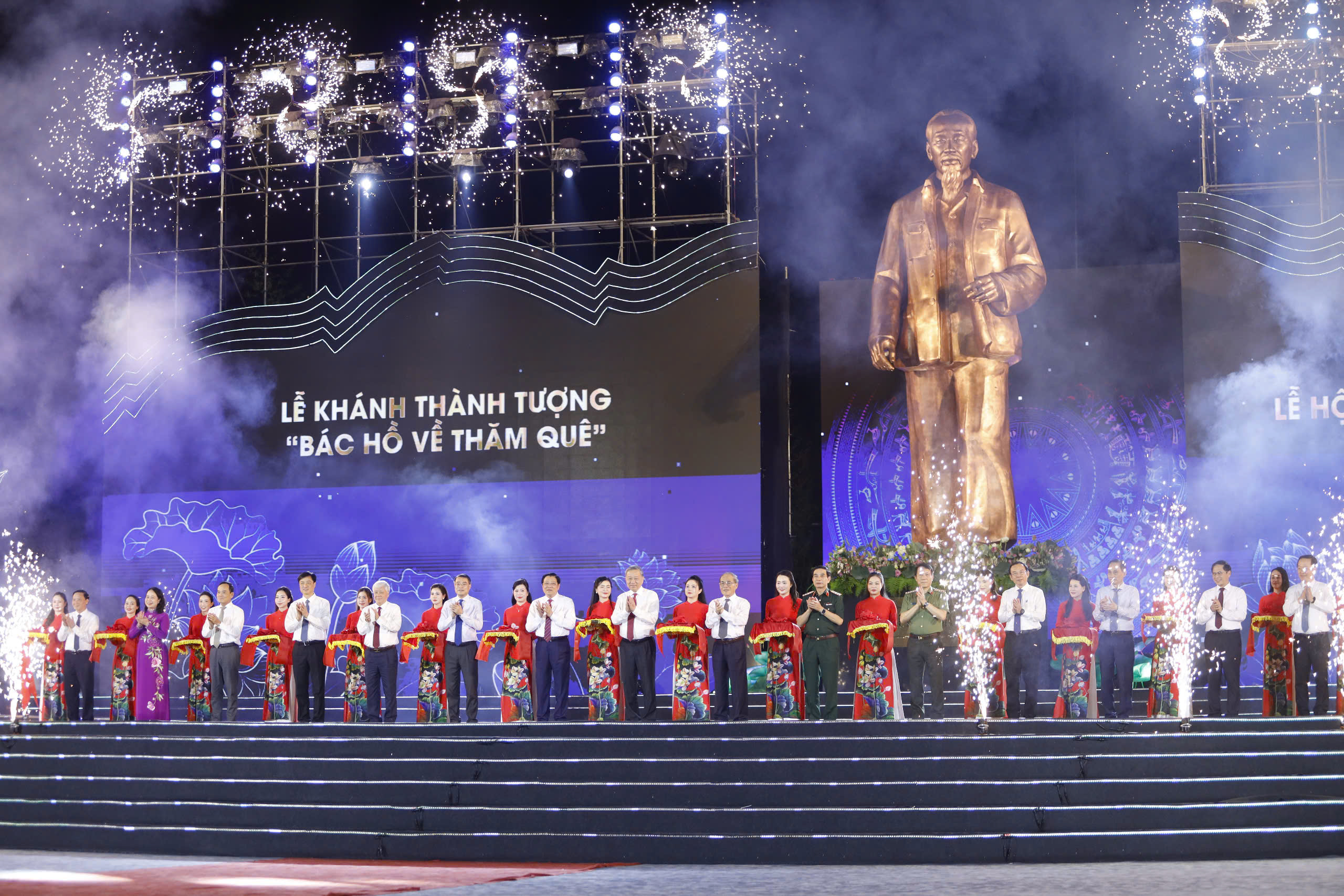 Khai mạc Lễ hội Làng Sen toàn quốc năm 2025 và khánh thành Tượng "Bác Hồ về thăm quê"
