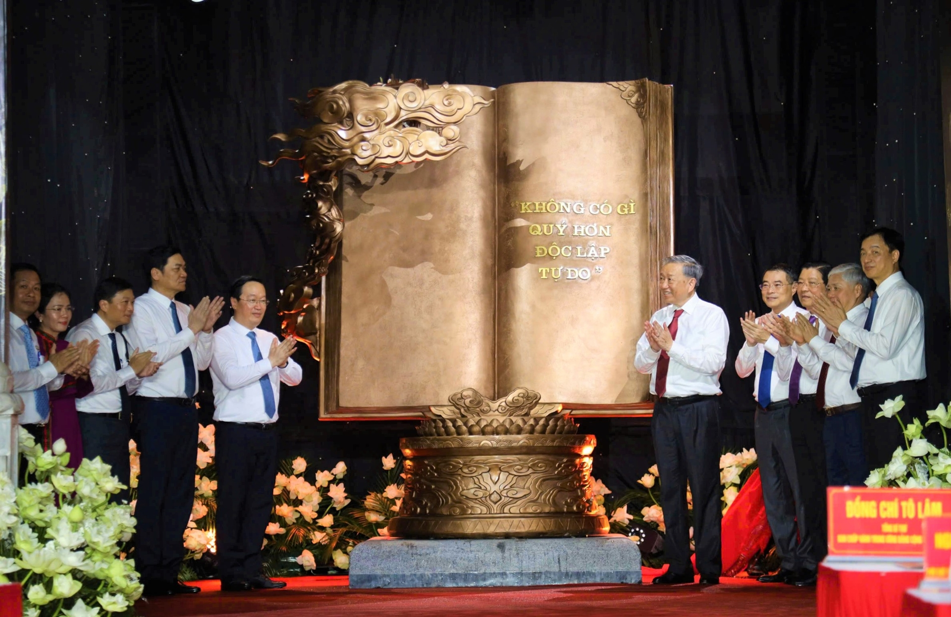 Tổng Bí thư Tô Lâm trao tặng tác phẩm điêu khắc “Việt Nam - Những trang sử vàng” cho Đảng bộ và Nhân dân tỉnh Nghệ An