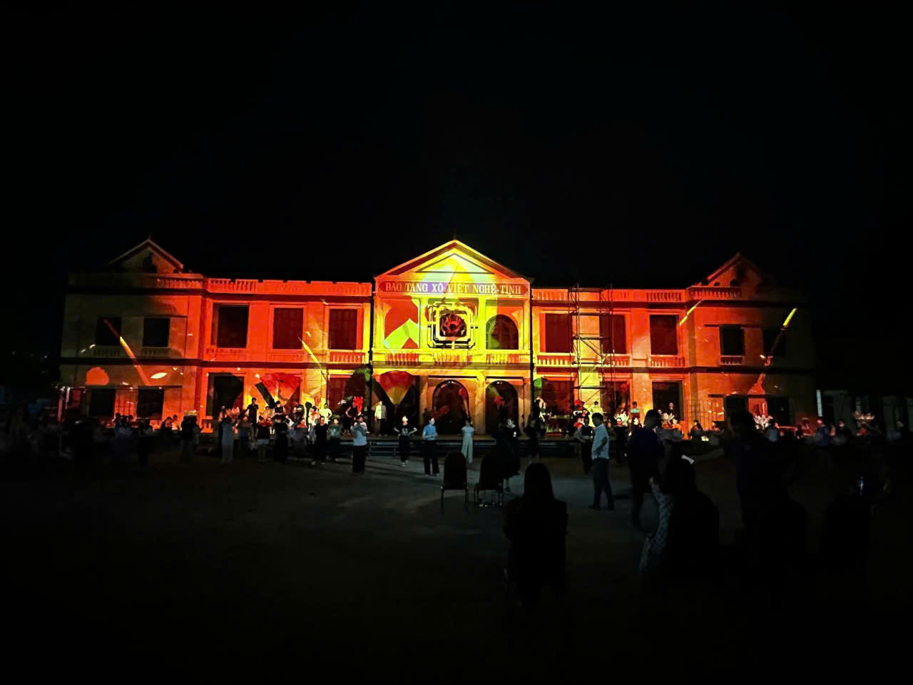 Bố trí 3 màn hình led lớn phục vụ nhân dân và du khách trong dịp kỷ niệm 995 năm danh xưng Nghệ An , 95 năm Xô viết Nghệ Tĩnh