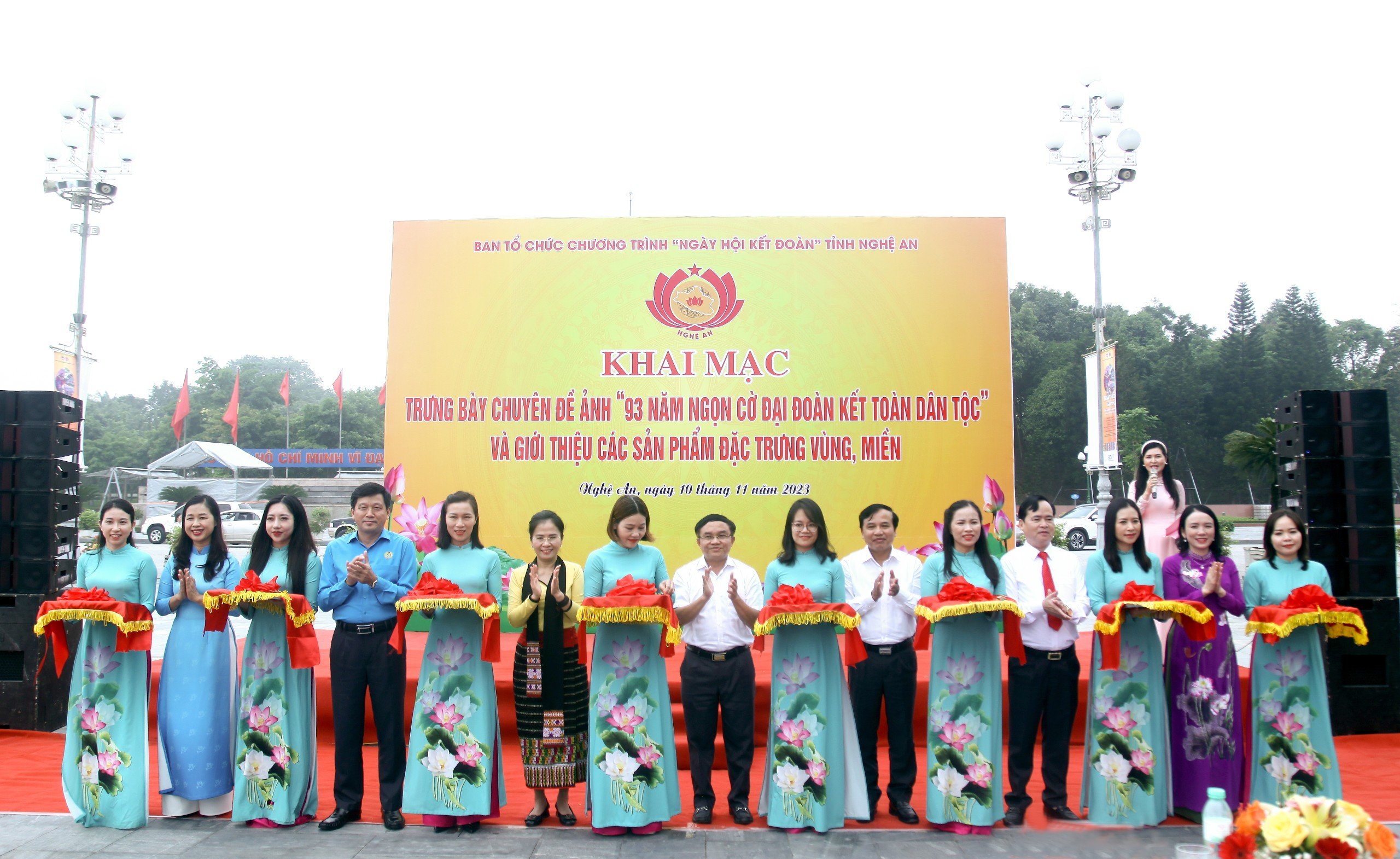 Khai mạc Trưng bày chuyên đề ảnh “93 năm Ngày hội Đại đoàn kết toàn dân tộc" và giới thiệu các sản phẩm đặc trưng vùng, miền