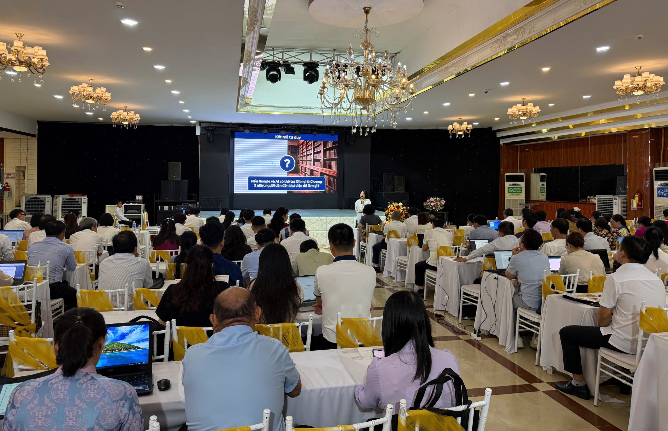 Tập huấn kỹ năng cung ứng các sản phẩm, dịch vụ phục vụ học tập suốt đời trong bối cảnh chuyển đối số và tổ chức hoạt động, dịch vụ thư viện cho thanh, thiếu nhi