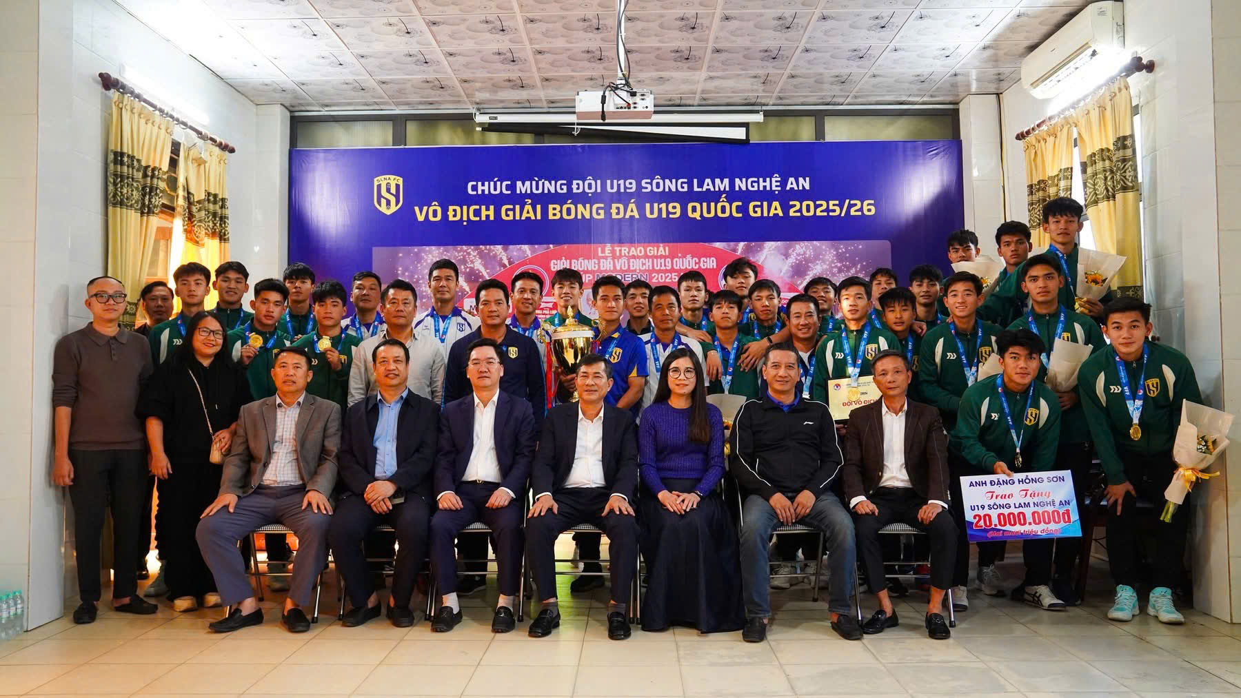 Lãnh đạo tỉnh Nghệ An chúc mừng, khen thưởng đội U19 Sông Lam Nghệ An