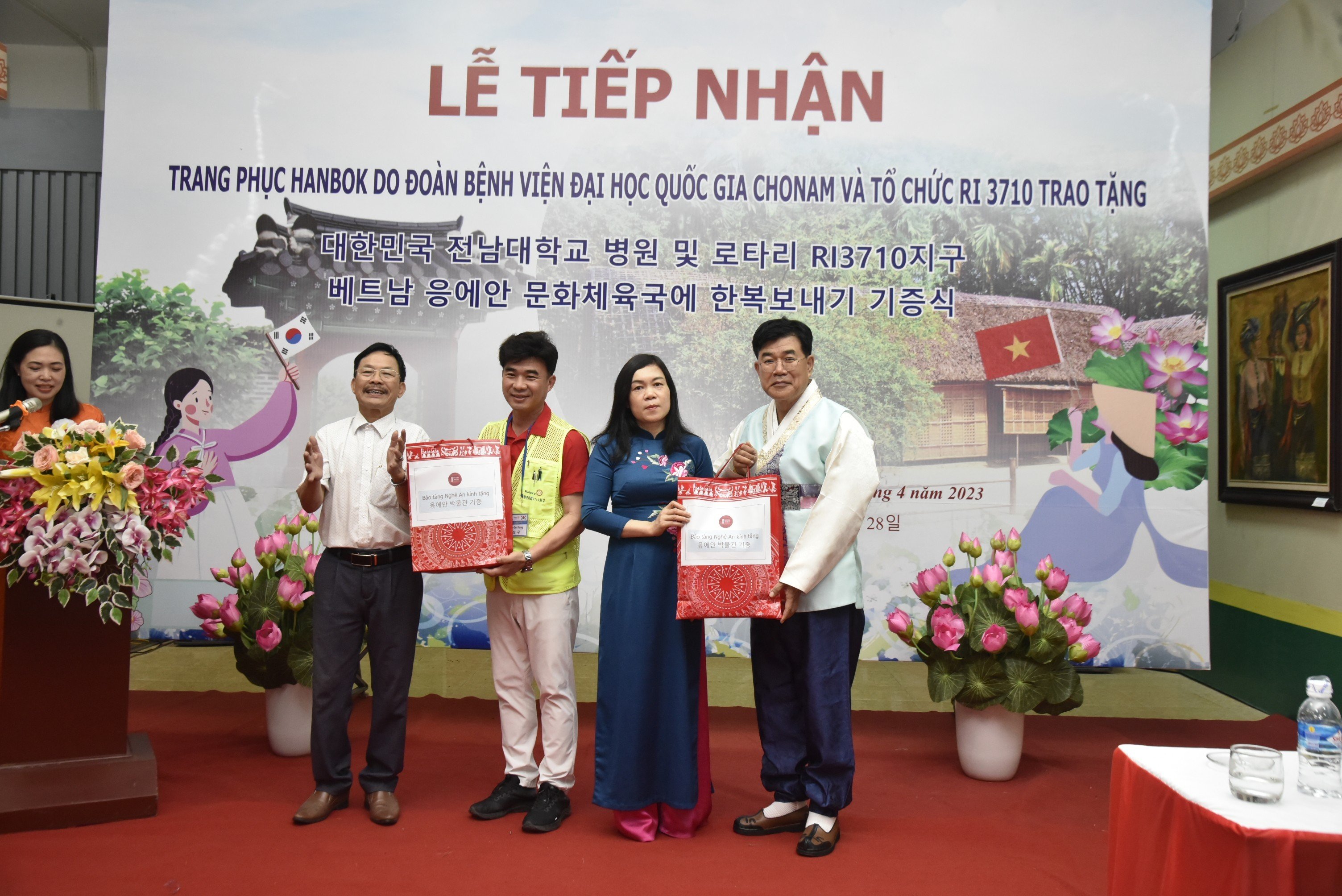 Bảo tàng Nghệ An tiếp nhận trang phục truyền thống Hanbok do Bệnh viện Đại học quốc gia Chonam và Tổ chức Rotary quốc tế quận 3710 (Hàn Quốc) trao tặng.