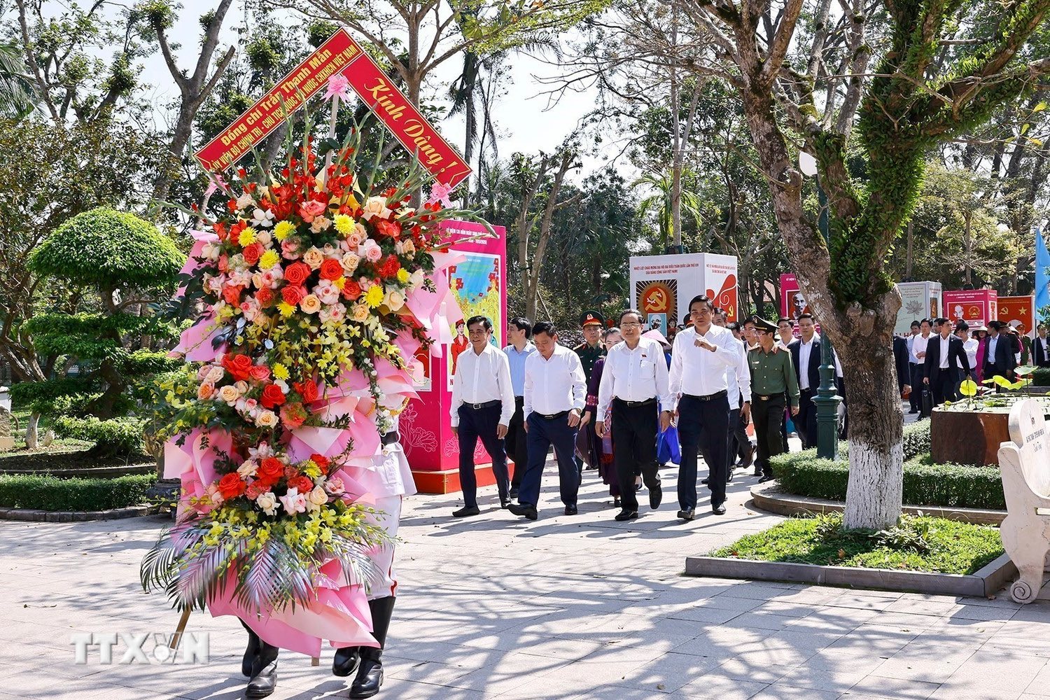 Chủ tịch Quốc hội Trần Thanh Mẫn dâng hoa, dâng hương tưởng niệm Chủ tịch Hồ Chí Minh