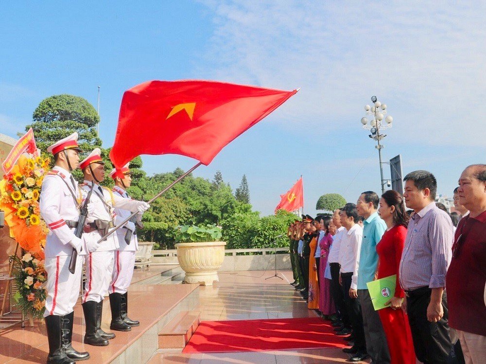 Khánh thành phòng thờ Bác Hồ và Khai mạc trưng bày  chuyên đề “ Hồ Chí Minh – Người là niềm tin tất thắng”