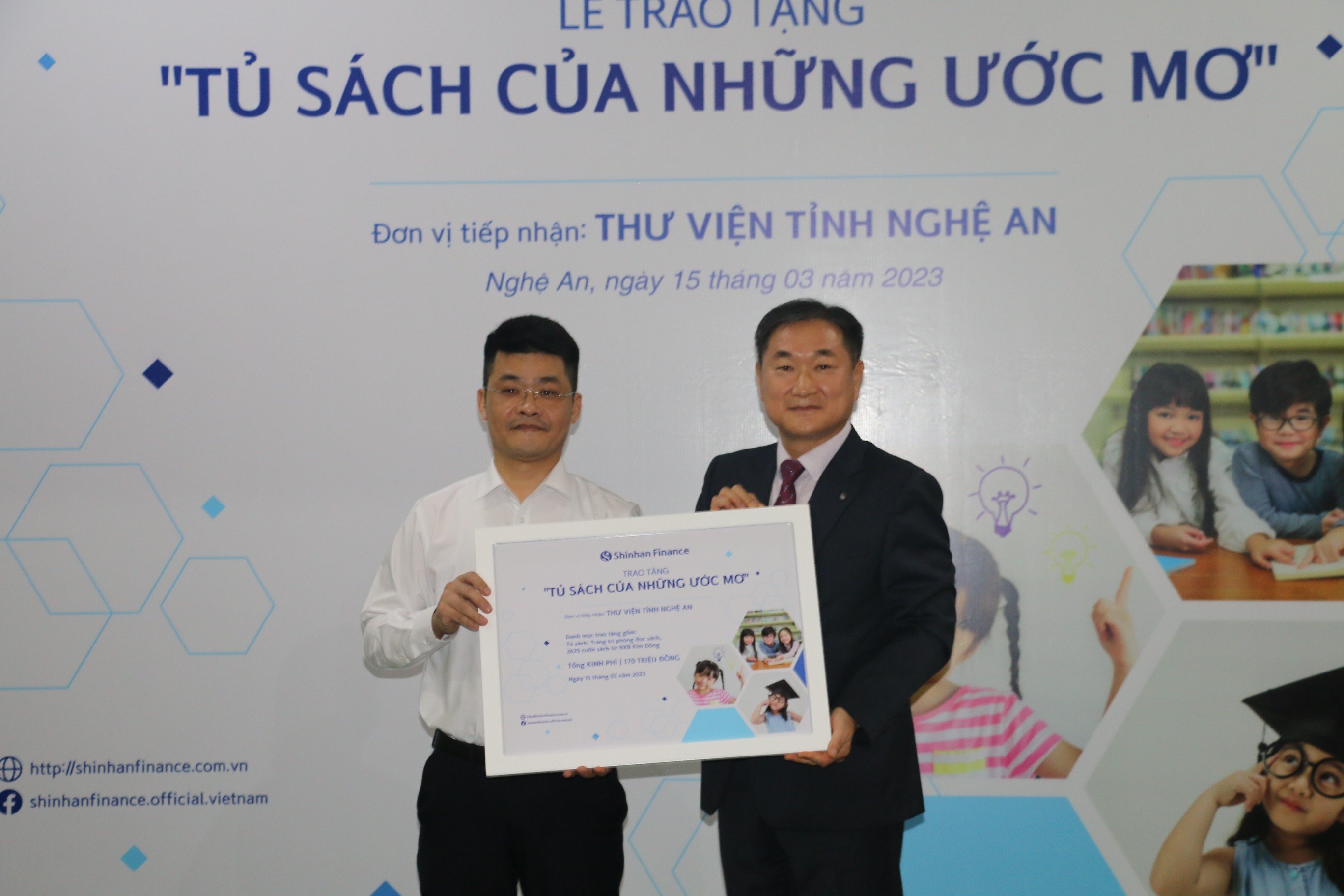 Công ty Shinhan Việt Nam trao tặng sách cho Thư viện Nghệ An