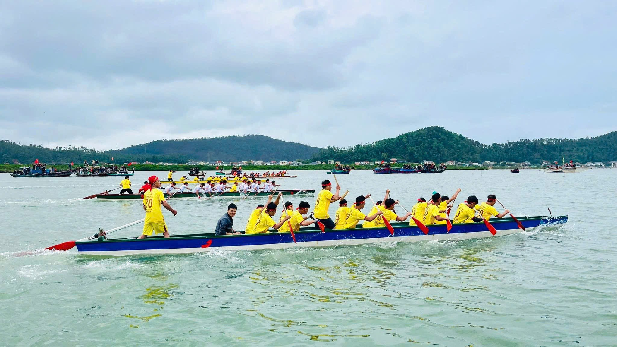 Sôi nổi giải đua thuyền truyền thống tại Cửa Lò năm 2026