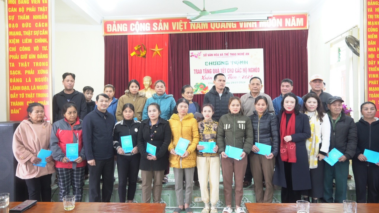 Ngành Văn hóa và Thể thao tặng quà Tết cho đồng bào xã Châu Khê, huyện Con Cuông