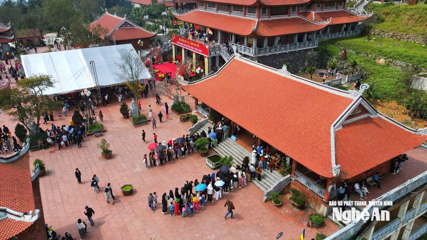Nghệ An: Hàng ngàn người dân dự lễ Khai bút đầu xuân Bính Ngọ 2026 tại chùa Đại Tuệ
