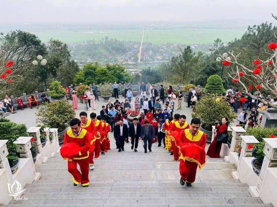 Lễ dâng bánh chưng tưởng niệm thân mẫu Chủ tịch Hồ Chí Minh