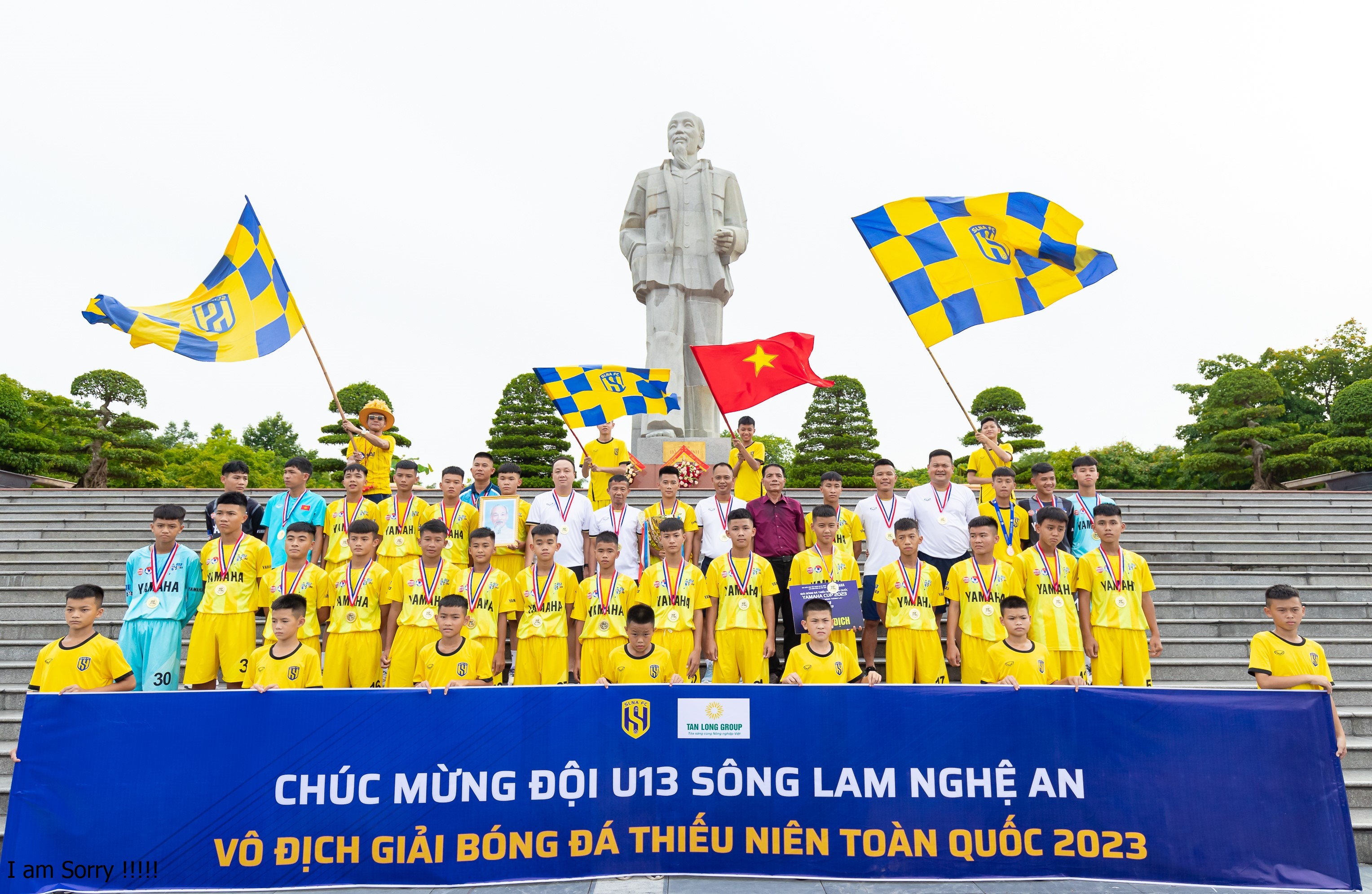 U13 Sông Lam Nghệ An đón Cúp vô địch Giải bóng đá Thiếu niên toàn quốc lần thứ 10.