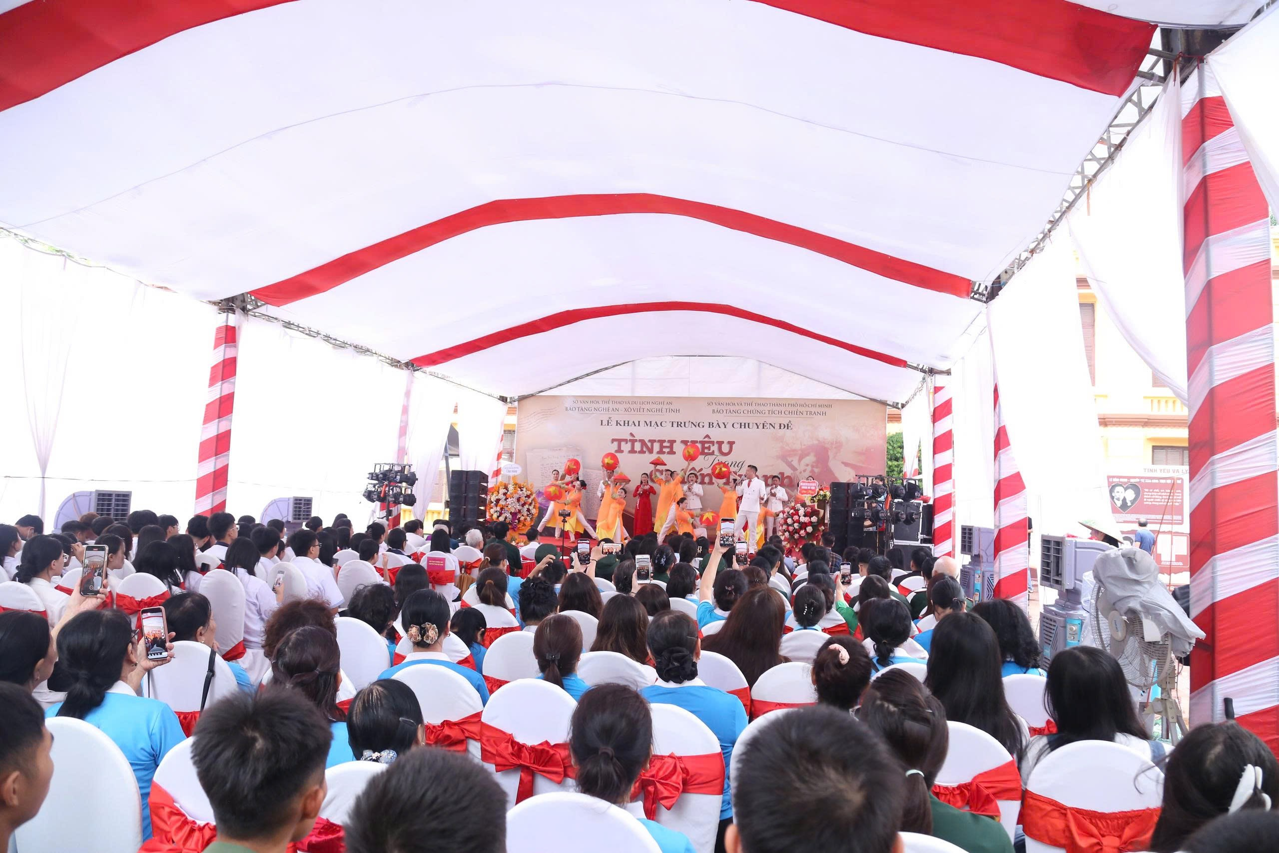 Khai mạc Trưng bày chuyên đề “Tình yêu trong chiến tranh”