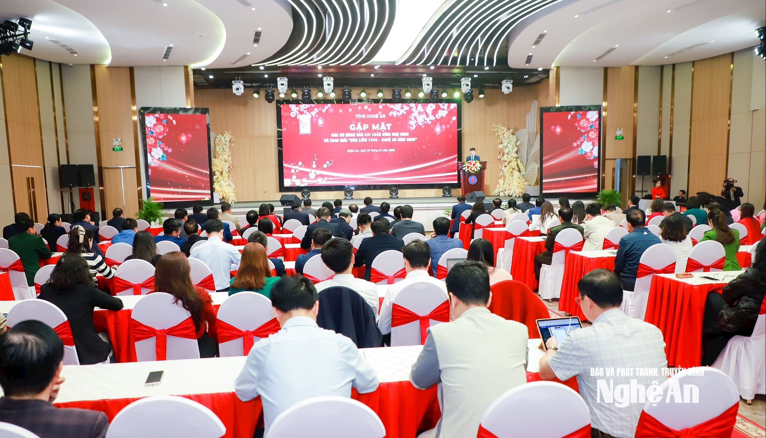 Nghệ An gặp mặt các cơ quan báo chí Xuân Bính Ngọ 2026 và trao giải “Búa liềm vàng năm 2025”