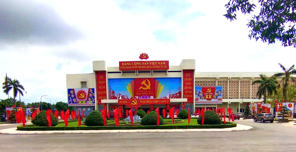 Hoàn tất công tác trang trí tuyên truyền chào mừng Đại hội đại biểu Đảng bộ tỉnh Nghệ An lần thứ XX