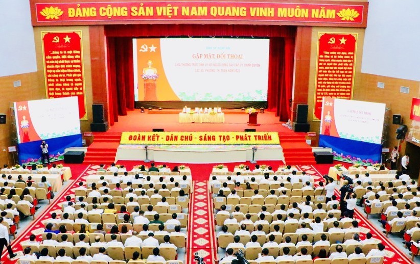 Thường trực Tỉnh ủy Nghệ An gặp mặt, đối thoại với hơn 1.000 cán bộ chủ chốt 460 xã, phường, thị trấn