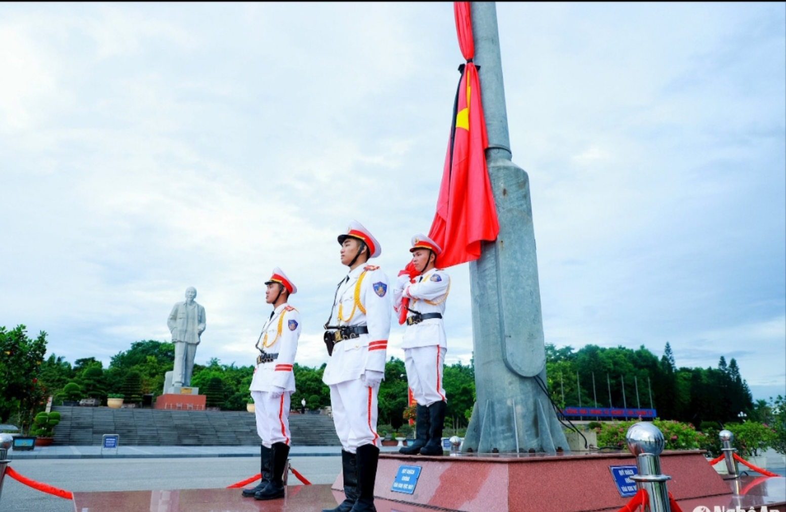 Lễ thượng cờ rủ Quốc tang Tổng Bí thư Nguyễn Phú Trọng diễn ra trọng thể tại Quảng trường Hồ Chí Minh