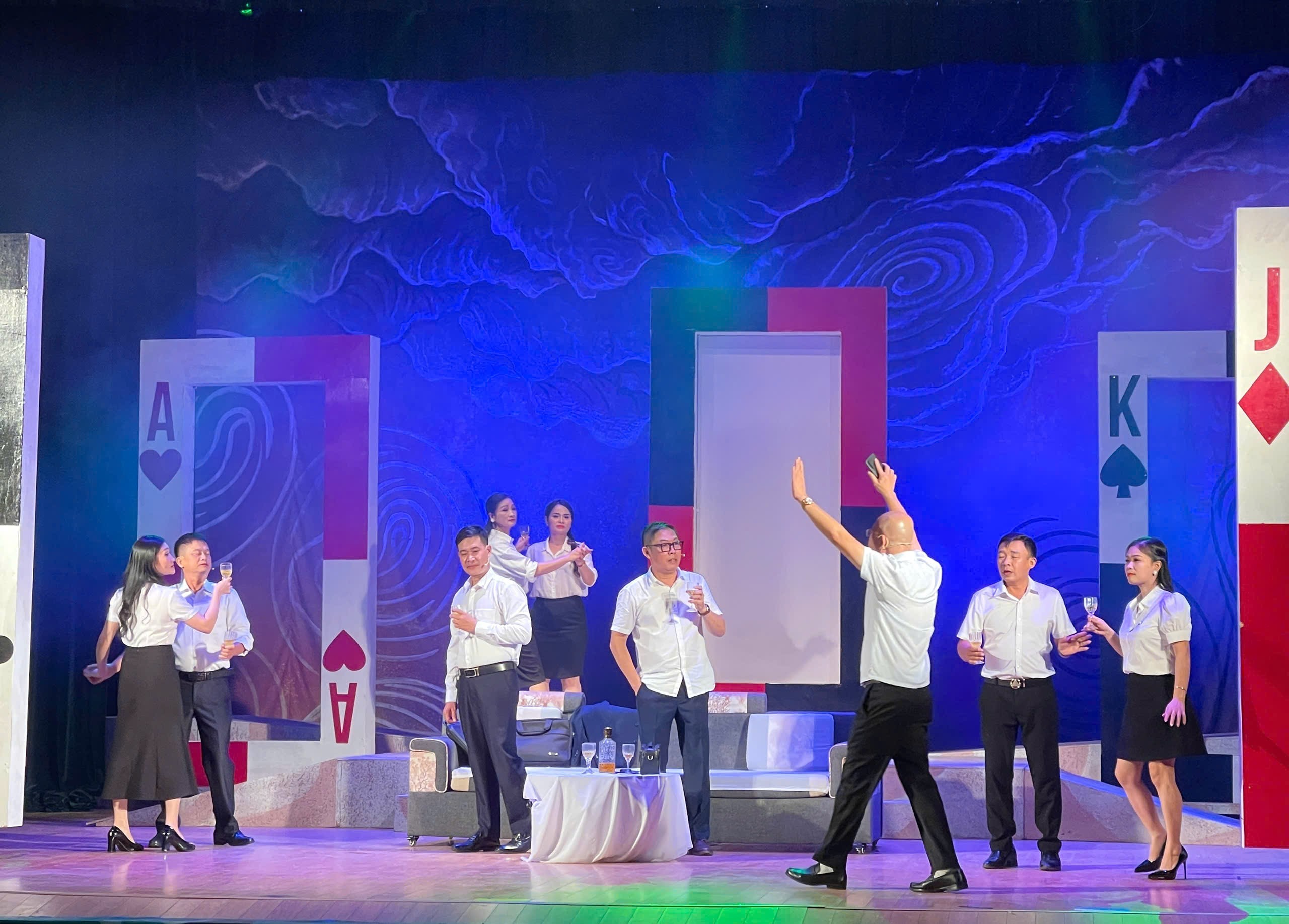 Trung tâm Nghệ thuật truyền thống Nghệ An báo cáo vở diễn “Chìm trong vòng xoáy”