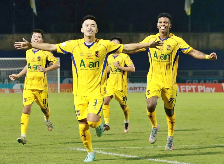 Sông Lam Nghệ An hoà Công An Hà Nội trên sân nhà.