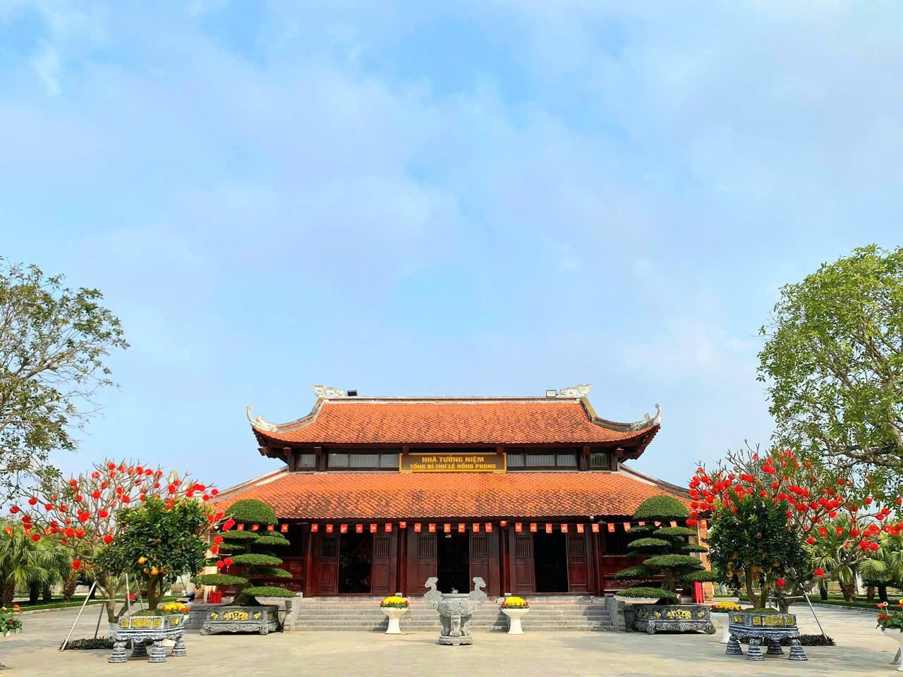 Giám đốc Sở Văn hóa, Thể thao và Du lịch đi dâng hương tại một số di tích