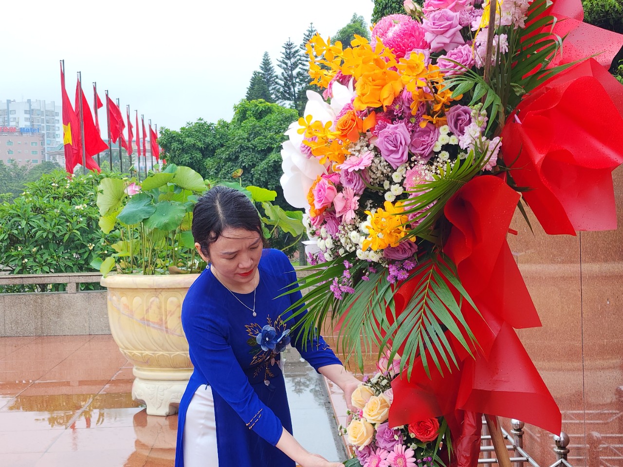 Ban tổ chức lễ hội làng Sen năm 2023 diễu hành tuyên truyền và dâng hoa tưởng niệm Chủ tịch Hồ Chí Minh.