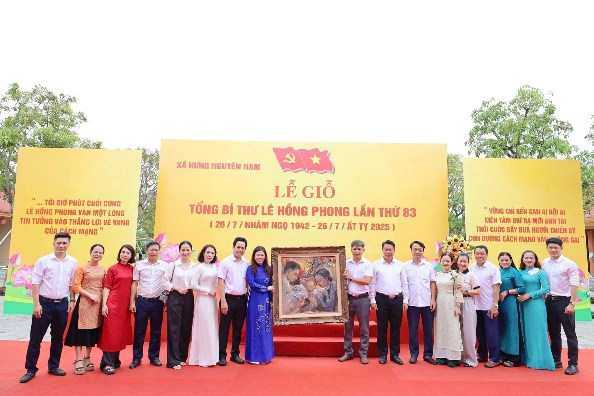 Trao tặng tác phẩm “Chung một cơ đồ” cho Ban Quản lý Di tích Nghệ An