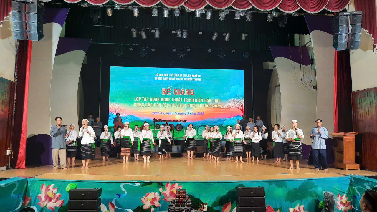 Bế giảng lớp tập huấn Nghệ thuật trình diễn dân gian đồng bào dân tộc Thổ tỉnh Nghệ An năm 2025