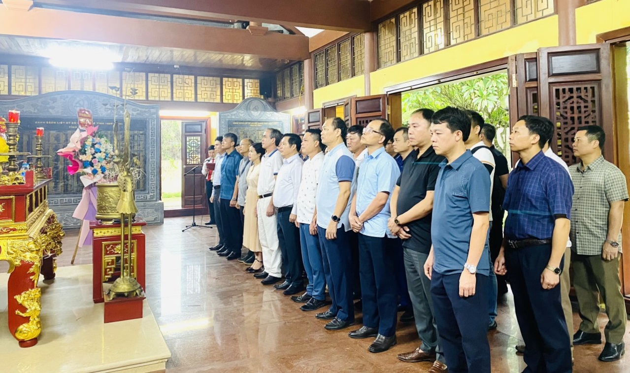 Đoàn đại biểu tỉnh Bắc Giang dâng hoa, dâng hương tưởng niệm các liệt sĩ Xô viết Nghệ Tĩnh