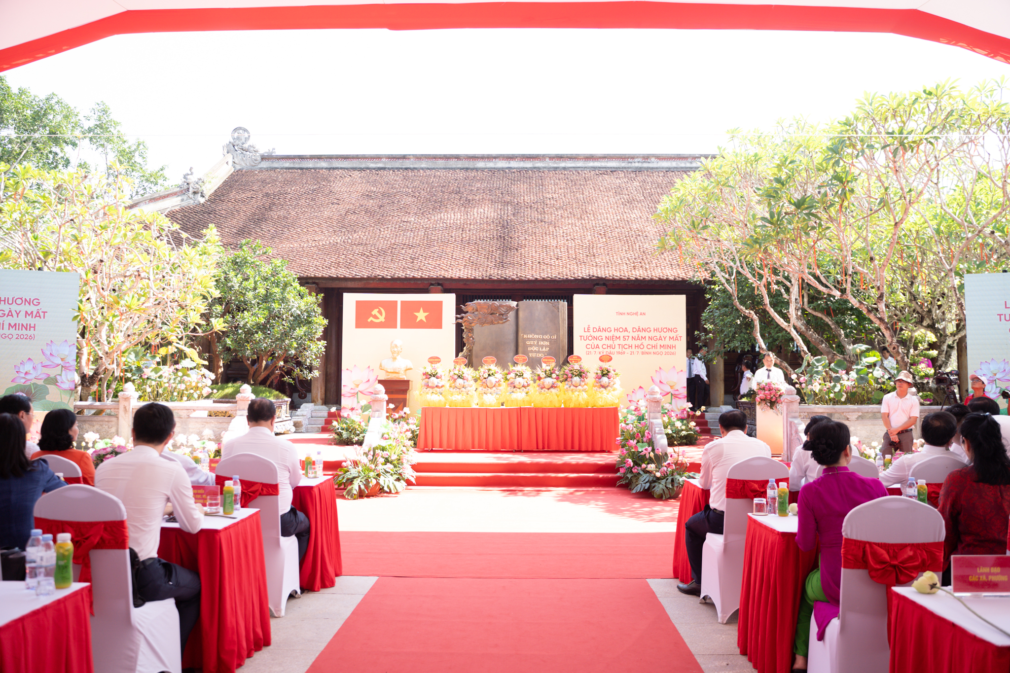 Trang trọng Lễ dâng hoa, dâng hương tưởng niệm 57 năm ngày mất của Chủ tịch Hồ Chí Minh