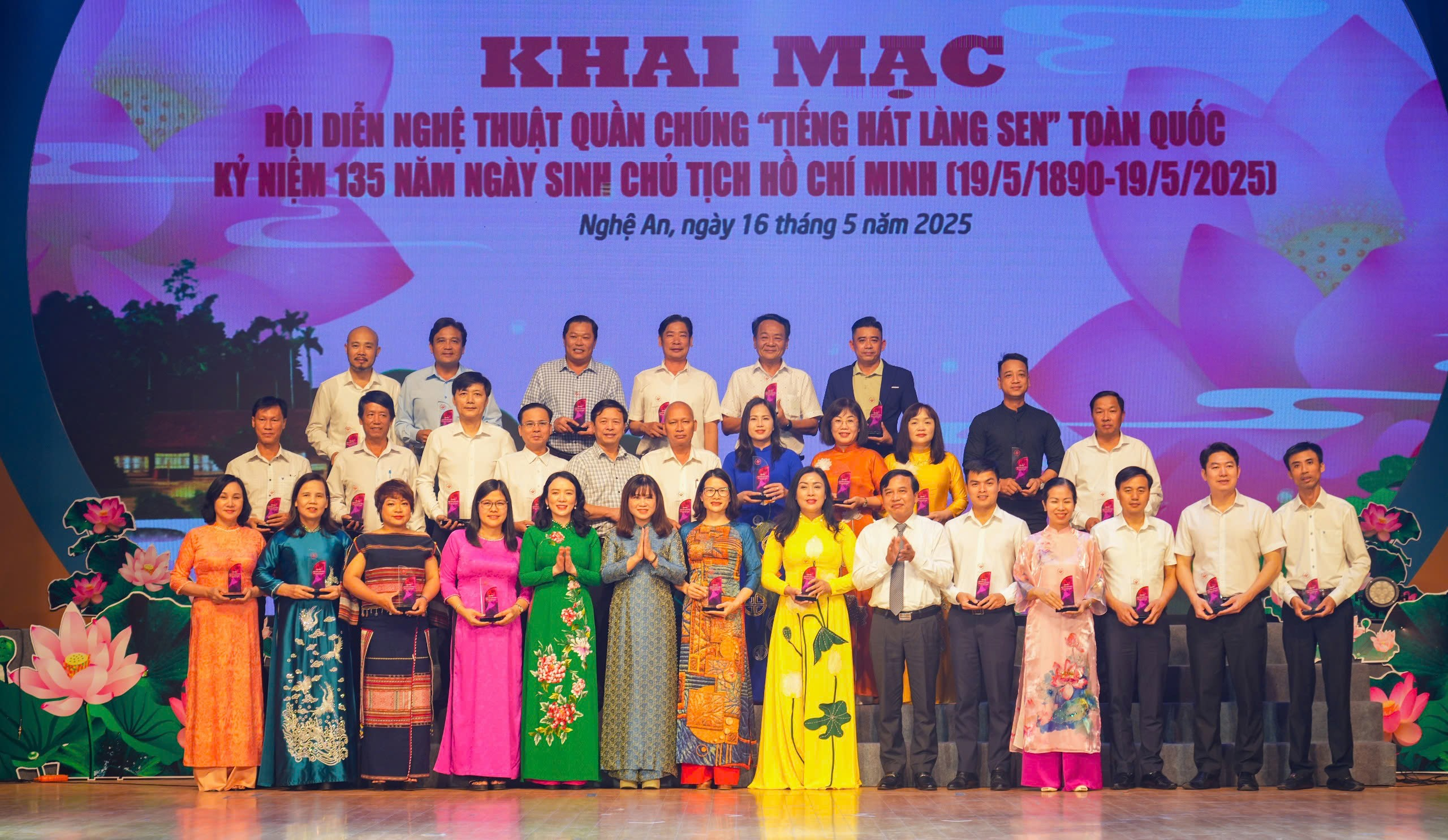 Khai mạc Hội diễn nghệ thuật quần chúng “Tiếng hát Làng Sen” toàn quốc năm 2025