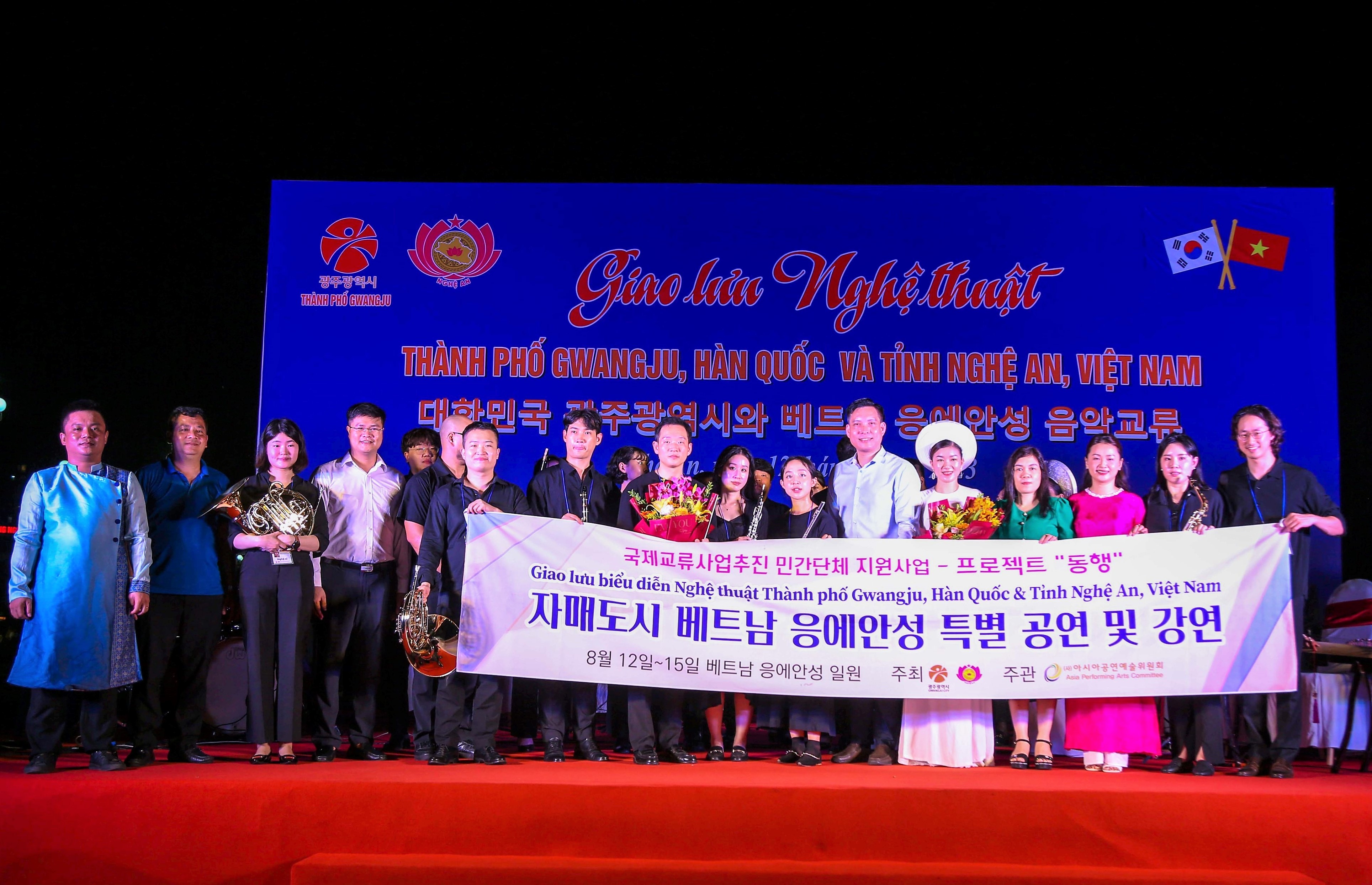 Giao lưu nghệ thuật giữa thành phố Gwangju (Hàn Quốc) và tỉnh Nghệ An tại phố đi bộ Thành phố Vinh.