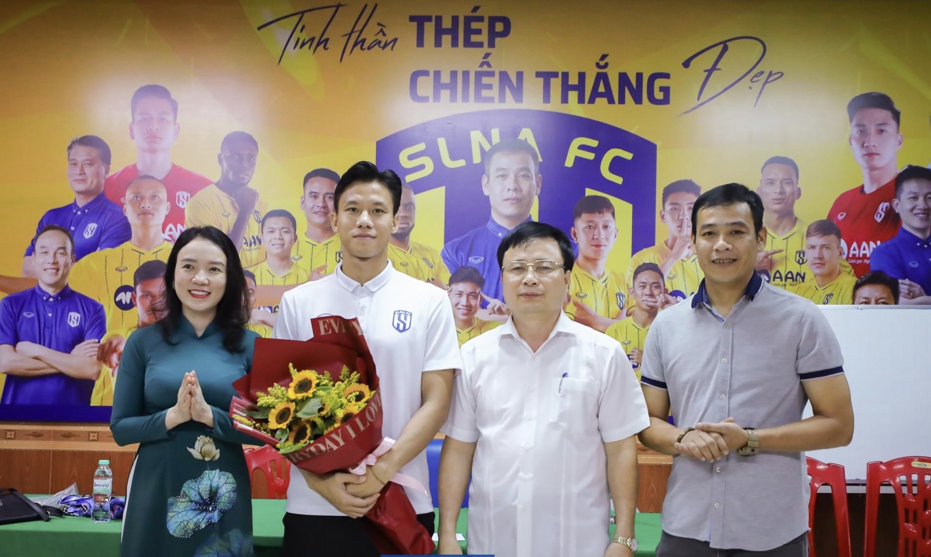 Lãnh đạo tỉnh tặng quà động viên đội bóng Sông Lam Nghệ An