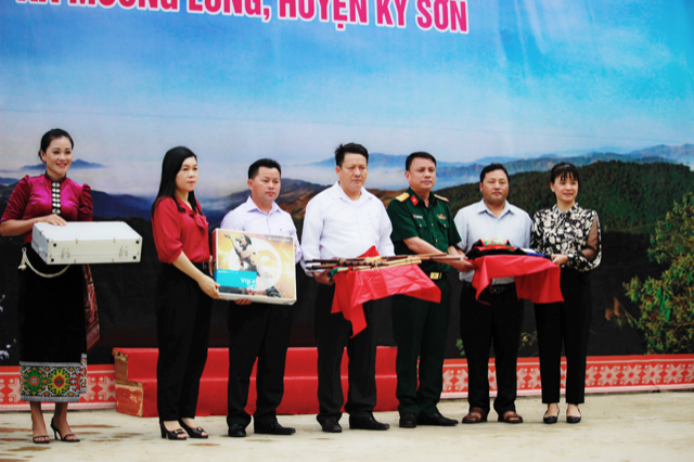 Xã Mường Lống, huyện Kỳ Sơn tiếp nhận trang thiết bị cho hoạt động văn hóa