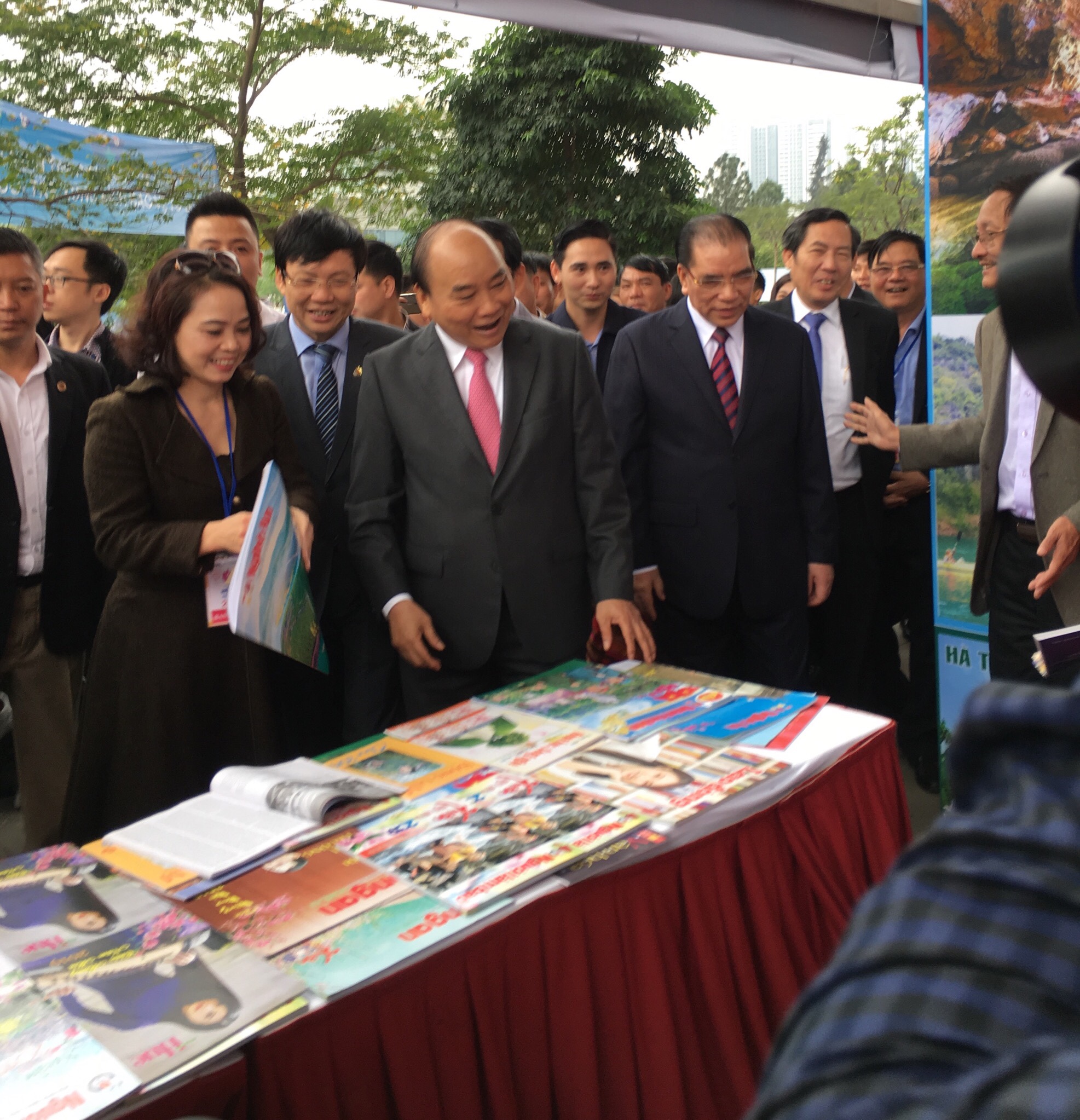 Thủ tướng Chính phủ Nguyễn Xuân Phúc, Nguyên Tổng bí thư Nông Đức Mạnh thăm gian trưng bày báo các tỉnh Bắc Trung Bộ