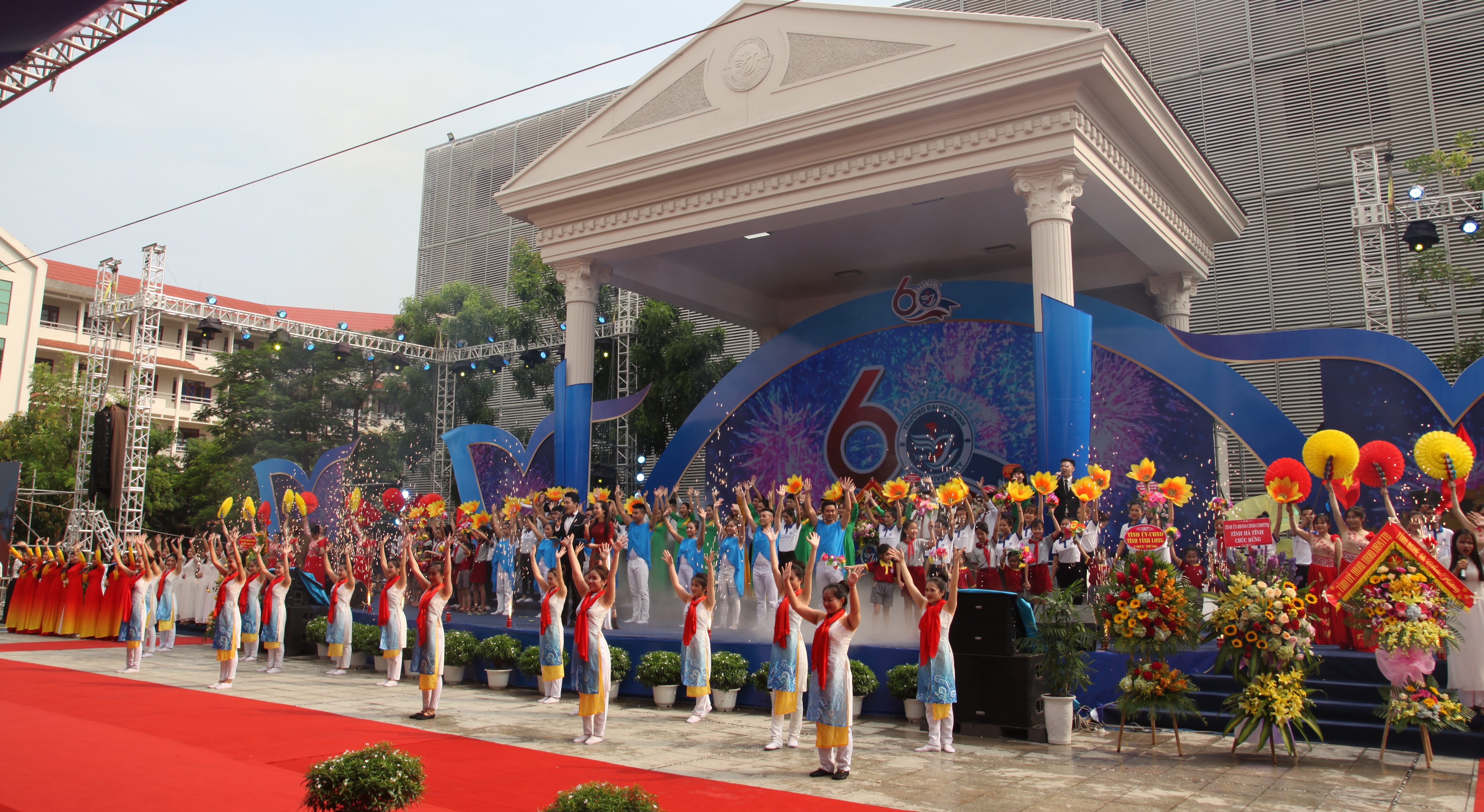 Lễ Khai giảng khóa đào tạo thứ 60, kỷ niệm 60 năm thành lập Trường Đại học Vinh (1959 - 2019) và đón nhận các phần thưởng cao quý