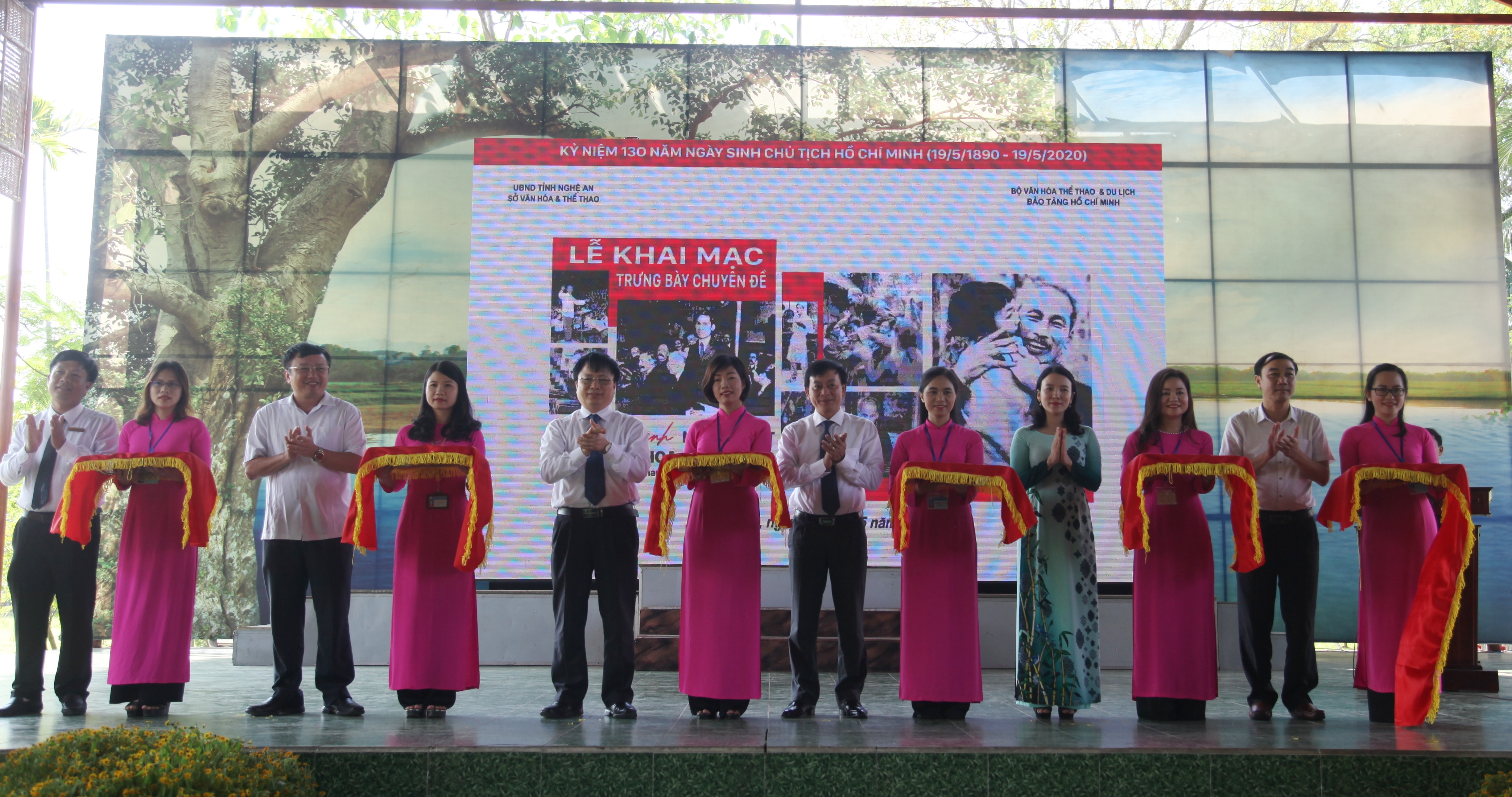 Khai mạc trưng bày chuyên đề  “Hồ Chí Minh - Những nét phác họa chân dung”