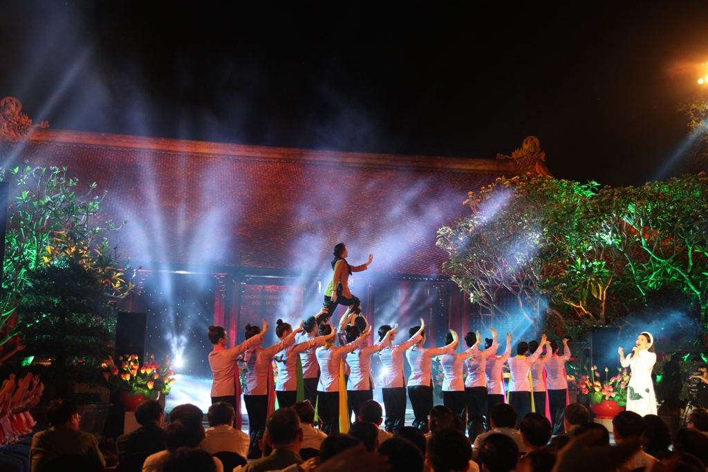 Cầu truyền hình 'Hồ Chí Minh - Sáng ngời ý chí Việt Nam'