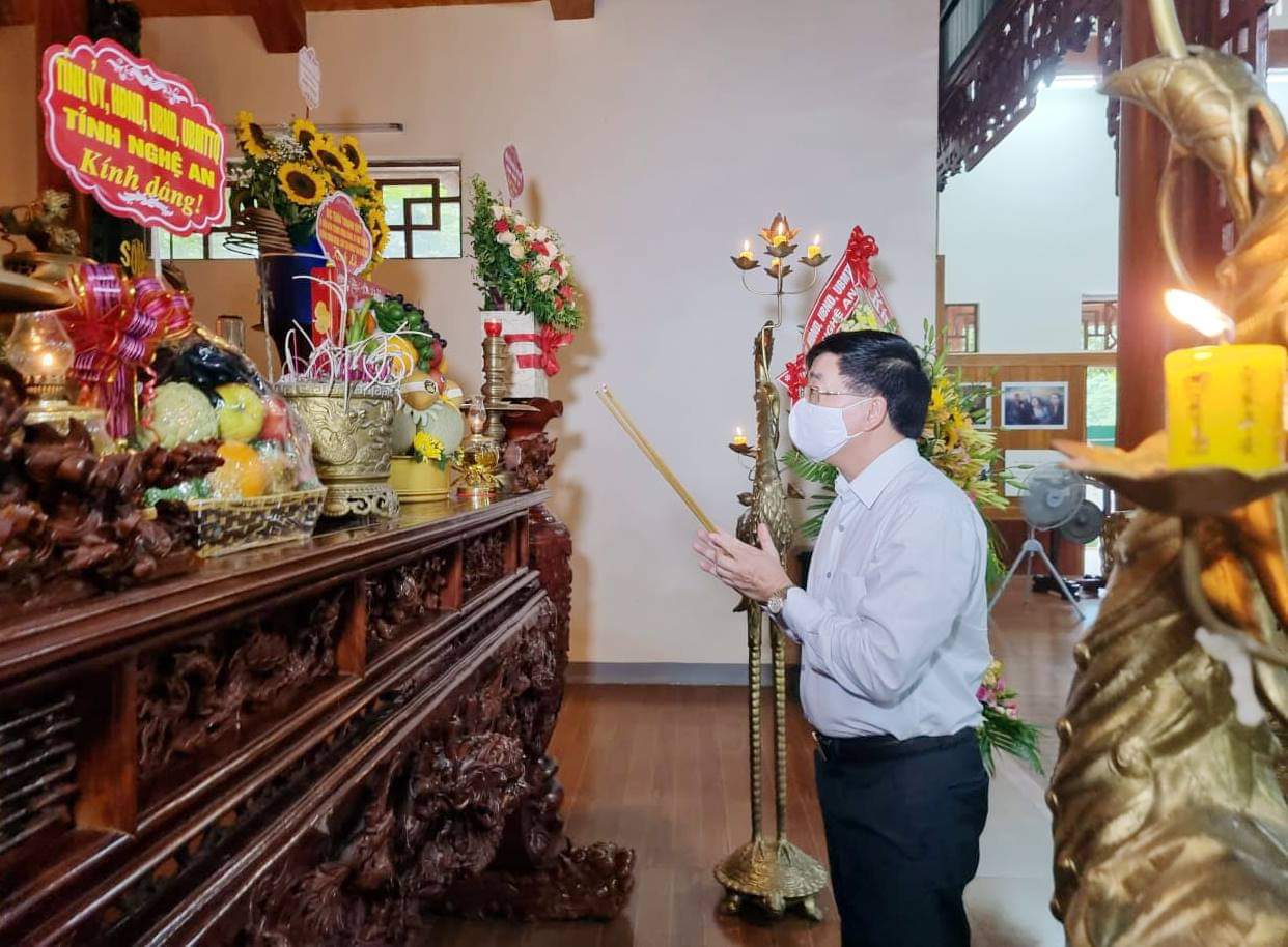 Dâng hương tưởng niệm 80 năm ngày mất của đồng chí Nguyễn Thị Minh Khai.