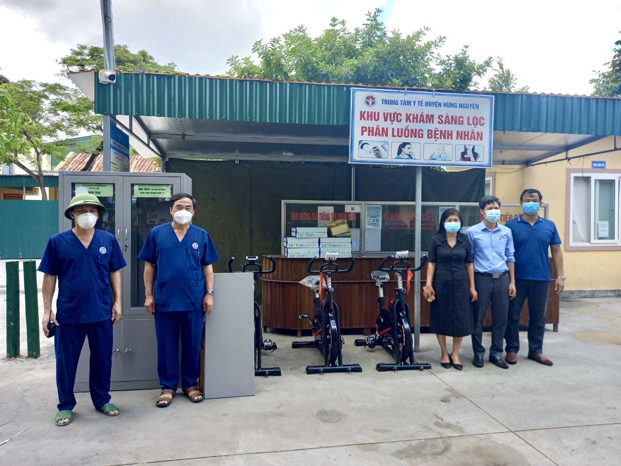 Sở Văn hóa và Thể thao Nghệ An thăm và tặng quà cho các đơn vị tuyến đầu chống dịch.