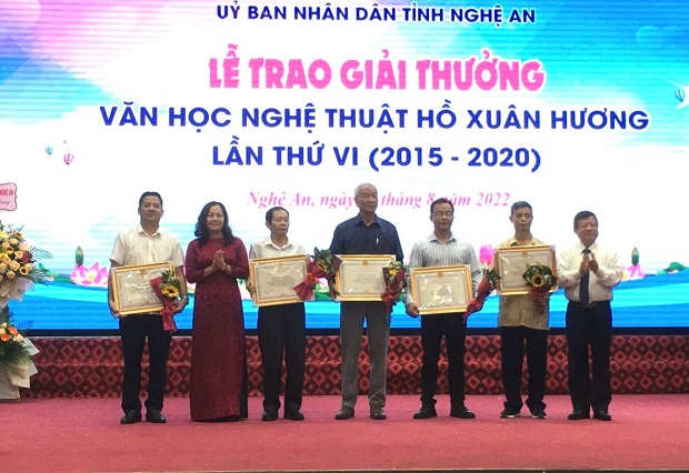 Tỉnh Nghệ An trao giải thưởng Văn học Nghệ thuật Hồ Xuân Hương lần thứ VI (2015-2020)