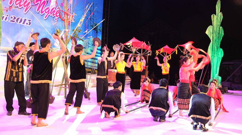 Tưng bừng đêm Hội Sắc Xuân Miền Tây Nghệ An