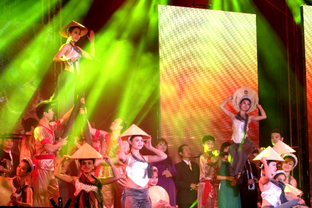 Chương trình nghệ thuật “Hào Khí Sông Lam” trên quảng trường Hồ Chí Minh